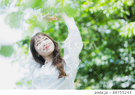 新緑　白いシャツワンピの女性 89755243