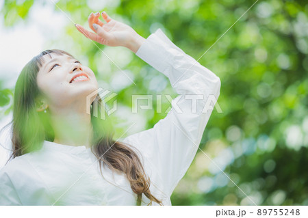 新緑 白いシャツワンピの女性 新緑 白いシャツワンピの女性 89755248