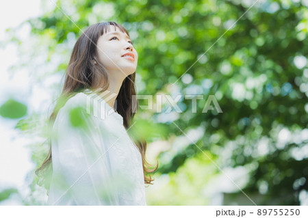 新緑 白いシャツワンピの女性 新緑 白いシャツワンピの女性 89755250