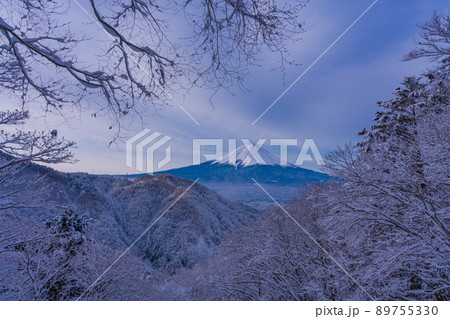 （山梨県）日本の冬景色・降雪後の御坂路から望む富士山 89755330