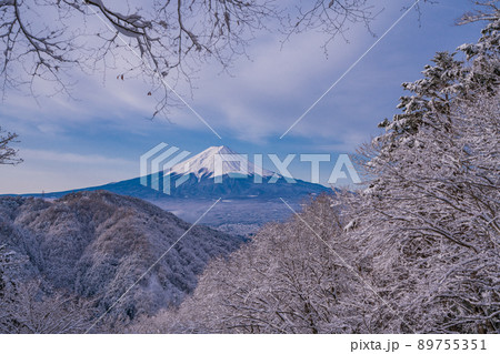 (山梨県)日本の冬景色・降雪後の御坂路から望む富士山 (山梨県)日本の冬景色・降雪後の御坂路から望む富士山 89755351