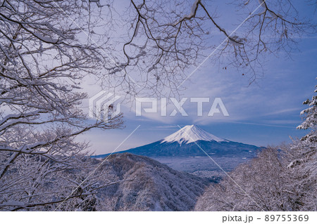 （山梨県）日本の冬景色・降雪後の御坂路から望む富士山 89755369