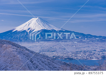（山梨県）日本の冬景色・降雪後の御坂路から望む富士山 89755375