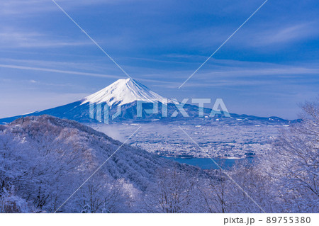 (山梨県)日本の冬景色・降雪後の御坂路から望む富士山 (山梨県)日本の冬景色・降雪後の御坂路から望む富士山 89755380