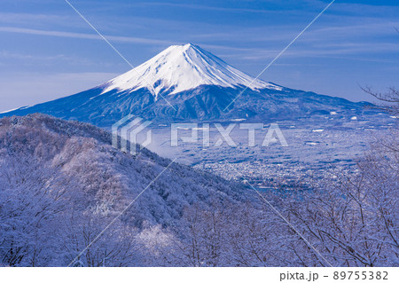 （山梨県）日本の冬景色・降雪後の御坂路から望む富士山 89755382