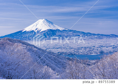 （山梨県）日本の冬景色・降雪後の御坂路から望む富士山 89755389