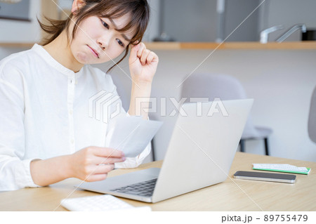 家計簿をつける女性 89755479