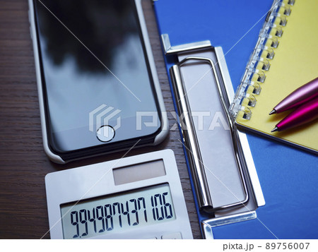 バインダー、手帳、スマホのビジネスイメージ (女性) 89756007