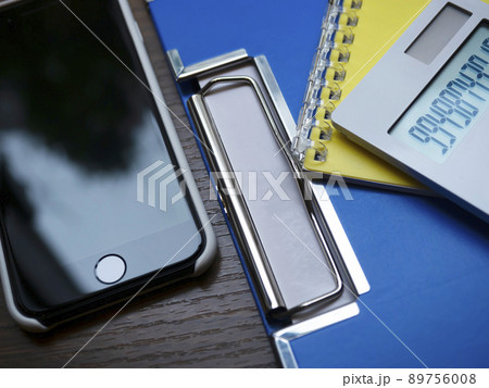 バインダー、手帳、スマホのビジネスイメージ (女性) 89756008