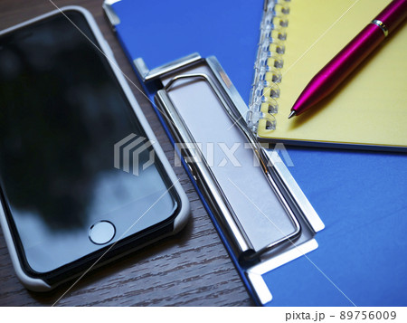 バインダー、手帳、スマホのビジネスイメージ (女性) 89756009