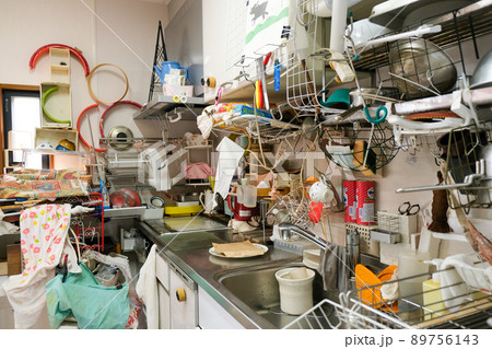 物の多い散らかったキッチン 89756143