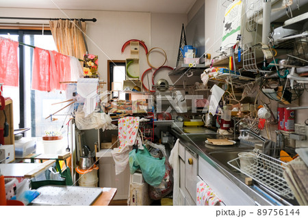 物の多い散らかったキッチン 89756144