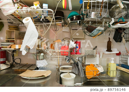 物の多い散らかったキッチン 89756146