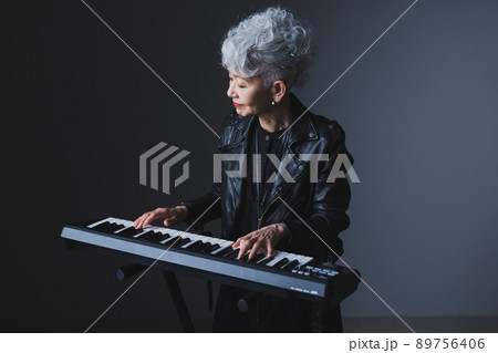 キーボードを弾くグレイヘアの女性 キーボードを弾くグレイヘアの女性 89756406