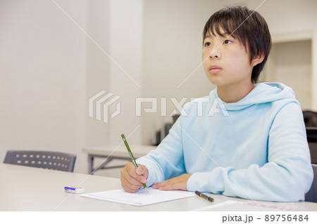 男の子　塾　勉強　真剣 89756484