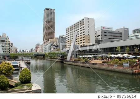湊町リバープレイスと道頓堀川の深里橋 湊町リバープレイスと道頓堀川の深里橋 89756614
