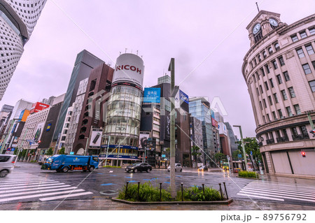 日本の東京都市景観 早朝の銀座四丁目交差点を走る収集車などを望む＝5月13日 89756792