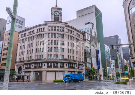 日本の東京都市景観 早朝の銀座四丁目交差点を走る収集車などを望む=5月13日 日本の東京都市景観 早朝の銀座四丁目交差点を走る収集車などを望む=5月13日 89756795