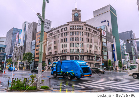日本の東京都市景観 早朝の銀座四丁目交差点を走る収集車などを望む=5月13日 日本の東京都市景観 早朝の銀座四丁目交差点を走る収集車などを望む=5月13日 89756796