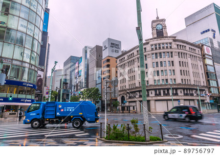 日本の東京都市景観 早朝の銀座四丁目交差点を走る収集車などを望む=5月13日 日本の東京都市景観 早朝の銀座四丁目交差点を走る収集車などを望む=5月13日 89756797