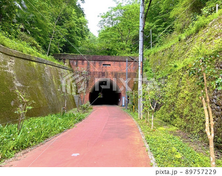 東京郊外の歩道とトンネル。多摩エリアの風景。 89757229