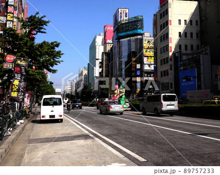 新宿駅の道路風景。ロボット像。(2013年5月撮影) 新宿駅の道路風景。ロボット像。(2013年5月撮影) 89757233