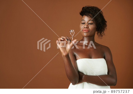 Woman Holding Lash Curler 89757237