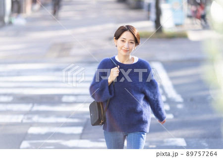 女性　屋外　ポートレート 89757264