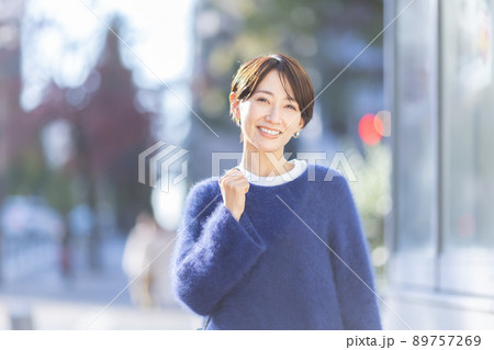 女性　屋外　ポートレート 89757269