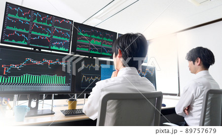 マルチモニターのチャートを見つめるビジネスパーソン　トレーダー　イメージ 89757679