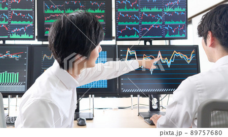 マルチモニターの画面を指差すビジネスパーソンの後姿 トレーダー イメージ マルチモニターの画面を指差すビジネスパーソンの後姿 トレーダー イメージ 89757680