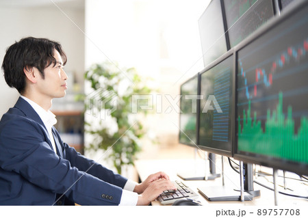 マルチモニターの画面を見つめるビジネスパーソン トレーダー イメージ マルチモニターの画面を見つめるビジネスパーソン トレーダー イメージ 89757708