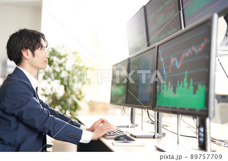 マルチモニターの画面を見つめるビジネスパーソン　トレーダー　イメージ 89757709
