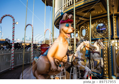 回転木馬に並ぶカンガルーの親子の乗り物 ロンドンのクリスマスイベントの遊園地にての写真素材 [89757955] - PIXTA