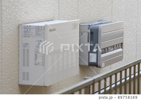 住宅の壁に設置された家庭用蓄電池設備とパワコン 住宅の壁に設置された家庭用蓄電池設備とパワコン 89758169