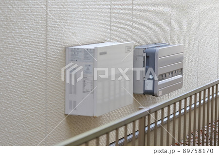 住宅の壁に設置された家庭用蓄電池設備とパワコン 住宅の壁に設置された家庭用蓄電池設備とパワコン 89758170