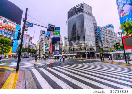 日本の東京都市景観 BA.4とBA.5が国内検疫で12日初確認。朝の渋谷＝5月13日、6時40分過ぎ 89758383