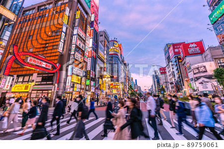 日本の東京都市景観 5月。3年ぶり、行動制限がないGWが終わり…歌舞伎町は多くの人出=5月11日 日本の東京都市景観 5月。3年ぶり、行動制限がないGWが終わり…歌舞伎町は多くの人出=5月11日 89759061