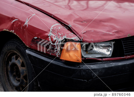 defeated front headlight of the car 89760346