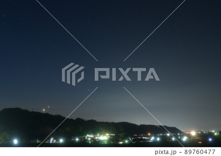 韮崎市円野町、七里岩の上、金生、木星、火星、土星が並ぶ 89760477