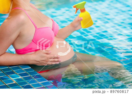 Pregnant woman in swimming pool. Healthy pregnancy Pregnant woman in swimming pool. Healthy pregnancy 89760817
