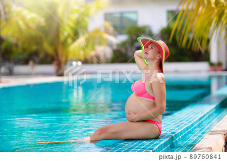 Pregnant woman in swimming pool. Healthy pregnancy Pregnant woman in swimming pool. Healthy pregnancy 89760841