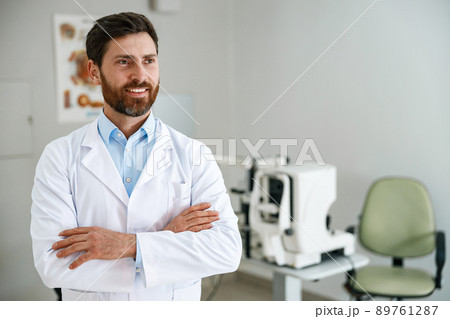 Smiling ophthalmologist on the background of professional ophthalmic equipment 89761287
