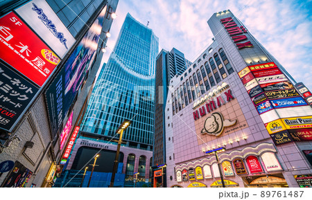 日本の東京都市景観 5月。行動制限がないGWが終ったが…東急歌舞伎町タワー前には多くの人出=11日 日本の東京都市景観 5月。行動制限がないGWが終ったが…東急歌舞伎町タワー前には多くの人出=11日 89761487