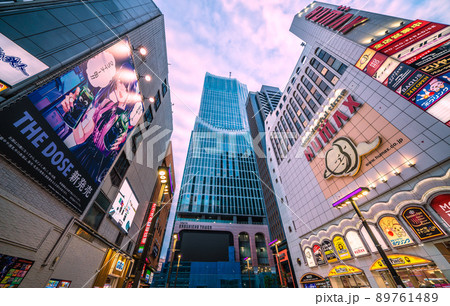 日本の東京都市景観 5月。行動制限がないGWが終ったが…東急歌舞伎町タワー前には多くの人出＝11日 89761489