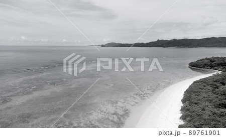 【モノクロ】空撮 石垣島 米原ビーチ 89761901