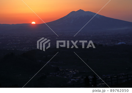 岩木山と夕日（青森県平川市） 89762050