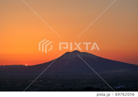 岩木山と夕日（青森県平川市） 89762056