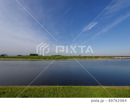 青空と河川の風景 89762064