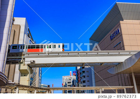 東京　立川市　立川駅北口の都市風景　伊勢丹 立川店と多摩モノレール 89762373